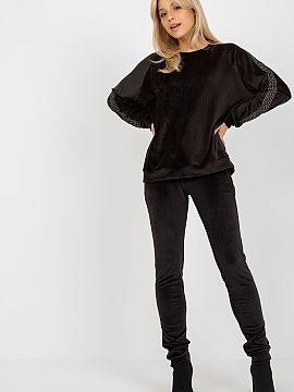 Set Relevance  Velour set consisting of a blouse and long pants. Blouse with long sleeves and round neckline. Long pants with a tie at the waist, with slip