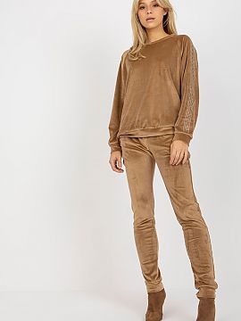 Set Relevance  Velour set consisting of a blouse and long pants. Blouse with long sleeves and round neckline. Long pants with a tie at the waist, with slip