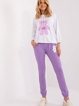Set Relevance  A sweatshirt set consisting of a sweatshirt and pants. Sweatshirt with long sleeves and round neckline. Decorative print in the shape of a t