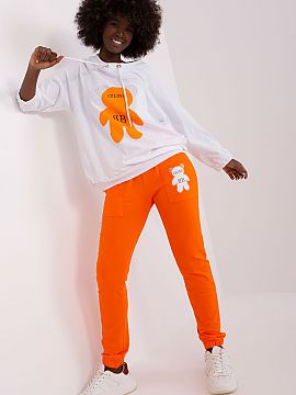 Set Relevance  A sweatshirt set consisting of a sweatshirt and pants. Sweatshirt with long sleeves and round neckline. Decorative print in the shape of a t