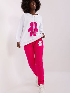 Set Relevance  A sweatshirt set consisting of a sweatshirt and pants. Sweatshirt with long sleeves and round neckline. Decorative print in the shape of a t