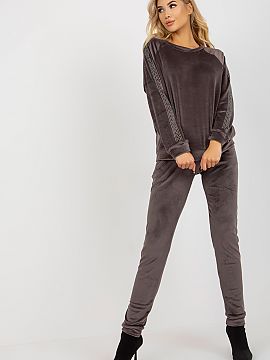 Set Relevance  Velour set consisting of a blouse and long pants. Blouse with long sleeves and round neckline. Long pants with a tie at the waist, with slip