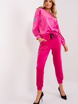 Set Italy Moda  Elegant and feminine sweatshirt set made of velour knit is a combination of cozy comfort and chic style. The sweatshirt is tucked in over th