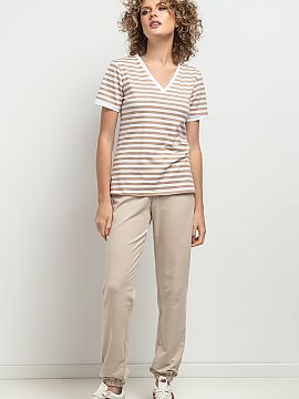Blouse Tessita  Slim-fit blouse with a feminine V neckline. Sleeves finished with a delicate cuff. At the neckline a decorative pleat. In the striped versio