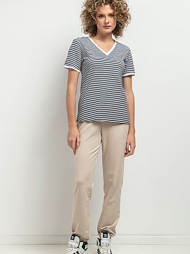 Blouse Tessita  Slim-fit blouse with a feminine V neckline. Sleeves finished with a delicate cuff. At the neckline a decorative pleat. In the striped versio