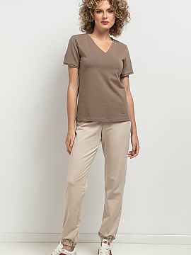 Blouse Tessita  Slim-fit blouse with a feminine V neckline. Sleeves finished with a delicate cuff. At the neckline a decorative pleat. In the striped versio