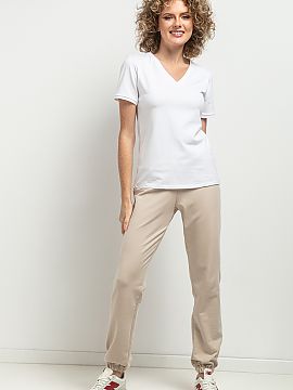 Blouse Tessita  Slim-fit blouse with a feminine V neckline. Sleeves finished with a delicate cuff. At the neckline a decorative pleat. In the striped versio