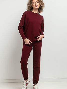 Sweatshirt Tessita  A simple sweatshirt made of soft knit fabric is a great choice for women who value comfort and reliability. The classic cut with details suc