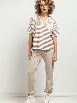 Blouse Tessita  Loose blouse with a feminine V neckline. Sleeve falling, finished with a delicate cuff. At the neckline a decorative pleat. In the striped v