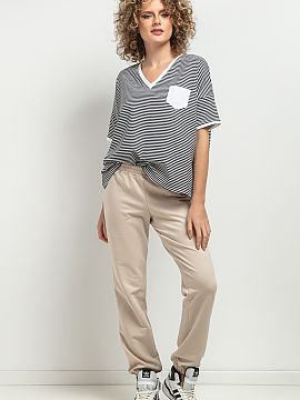 Blouse Tessita  Loose blouse with a feminine V neckline. Sleeve falling, finished with a delicate cuff. At the neckline a decorative pleat. In the striped v