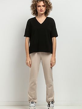 Blouse Tessita  Loose blouse with a feminine V neckline. Sleeve falling, finished with a delicate cuff. At the neckline a decorative pleat. In the striped v