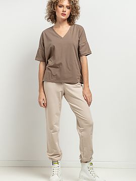 Blouse Tessita  Loose blouse with a feminine V neckline. Sleeve falling, finished with a delicate cuff. At the neckline a decorative pleat. In the striped v