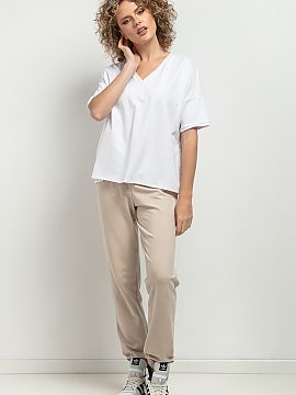 Blouse Tessita  Loose blouse with a feminine V neckline. Sleeve falling, finished with a delicate cuff. At the neckline a decorative pleat. In the striped v