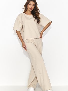 Set Numinou  This stylish women\'s tracksuit set is a combination of comfort and elegance. It consists of a casual short-sleeved T-shirt, which has an ey