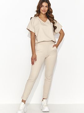 Set Numinou  Elegant yet comfortable knitted set that combines an oversize shirt with long pants. The loose blouse with wide, short sleeves decorated wit