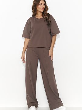 Set Numinou  This stylish women\'s tracksuit set is a combination of comfort and elegance. It consists of a casual short-sleeved T-shirt, which has an ey