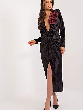 Evening dress Lakerta  Velour evening dress is an expression of luxury and elegance, perfect for special occasions. Its cut is simple, which gives it a timeless ch