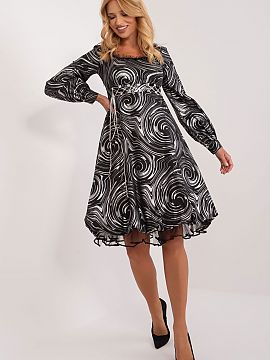 Evening dress Lakerta  The evening dress is an expression of luxury and chic, ideal for special occasions such as elegant parties, formal outings or events. Its fl