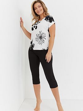 Pyjama De Lafense  Comfortable and feminine set for sleeping. Patterned short-sleeved T-shirt made of airy viscose complete with matching smooth pants. The pan