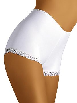 Shorts Wolbar  High-waisted shorts, gently shaping the body, made of smooth and flexible fabric. Subtly adorned with delicate lace around the thighs. Smoot