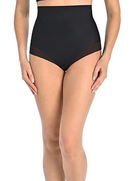 Panties Teyli  Modeling high-waisted panties under the bust in black. They are seamless and laser-cut, so they won\'t show through a fitted dress or pants.