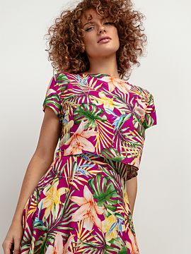 Blouse Tessita  Looking for the perfect blouse for summer? The T408 viscose patterned blouse is the perfect choice! Made of light and airy fabric, this shor