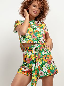 Blouse Tessita  Looking for the perfect blouse for summer? The T408 viscose patterned blouse is the perfect choice! Made of light and airy fabric, this shor