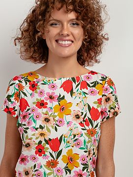 Blouse Tessita  Looking for the perfect blouse for summer? The T408 viscose patterned blouse is the perfect choice! Made of light and airy fabric, this shor