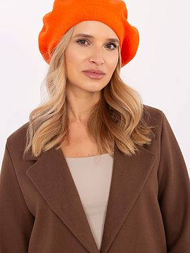 Beret AT  This smooth beret is a classic that adds style to any outfit. Equipped with a delicate antenna at the top, it gives character and elegance. 