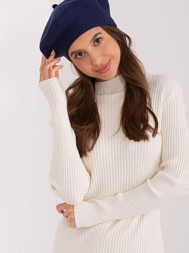 Beret AT  This smooth beret is a classic that adds style to any outfit. Equipped with a delicate antenna on top, it adds character and elegance. It is