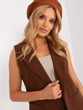 Beret AT  This smooth beret is a classic that adds style to any outfit. Equipped with a delicate antenna at the top, it adds character and elegance. I