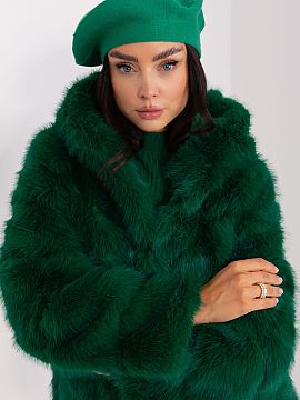 Beret AT  This smooth beret is a classic that adds style to any outfit. Equipped with a delicate antenna at the top, it adds character and elegance. I