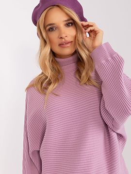 Beret AT  This smooth beret is a classic that adds style to any outfit. Equipped with a delicate antenna on the top, it adds character and elegance. I