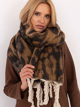 Shawl AT  Elegant scarf measuring 214 cm made of polyester with an animal motif, perfect for colder days. Made of high-quality material, it provides w