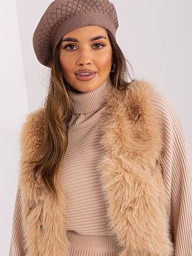 Beret AT  This smooth beret is a classic that adds style to any outfit. The shiny application adds character and elegance. It is a perfect choice to a