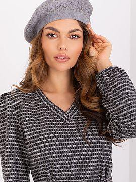 Beret AT  This smooth beret is a classic that adds style to any outfit. The shiny application gives character and elegance. It is a perfect choice to 