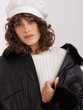 Beret AT  This smooth beret is a classic that adds style to any outfit. The shiny application gives character and elegance. It is a perfect choice to 