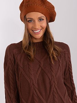 Beret AT  This smooth beret is a classic that adds style to any outfit. The shiny application gives character and elegance. It is a perfect choice to 