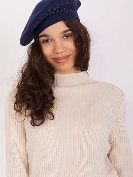 Beret AT  This smooth beret is a classic that adds style to any outfit. The shiny application gives character and elegance. It is a perfect choice to 