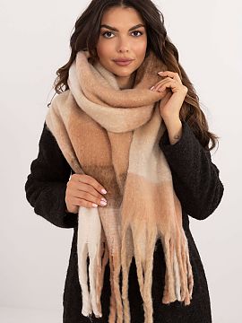 Shawl AT  Elegant scarf measuring 217 cm made of polyester in a classic check pattern, perfect for colder days. Made of high-quality material, it prov