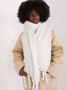 Shawl AT  This long scarf with a smooth texture and a length of 210 cm is a perfect addition to your autumn-winter wardrobe. Made of durable polyester
