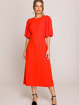 Daydress Stylove  Romantic and feminine midi dress with a slightly flared silhouette that beautifully flows in movement. A classic round neckline at the front
