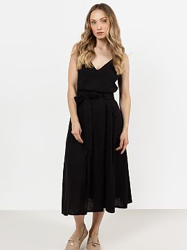 Skirt awama  Classic and comfortable, this skirt is a perfect combination of style and comfort. The flared cut with pleats beautifully flows with movemen