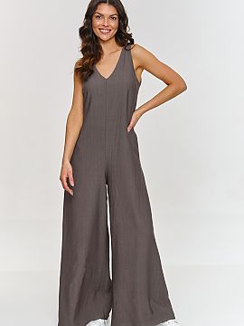 Suit Makadamia  Stylish jumpsuit is a great proposal for women looking for a fashionable outfit. The model has a subtle V-neckline, which gives it an elegan
