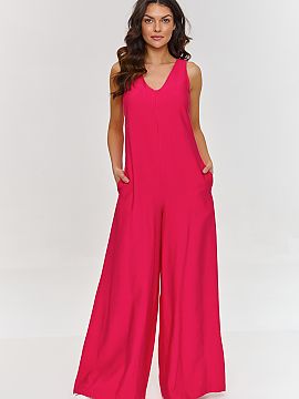 Suit Makadamia  Stylish jumpsuit is a great option for women looking for a fashionable outfit. The model has a subtle V-neckline, which gives it an elegant 
