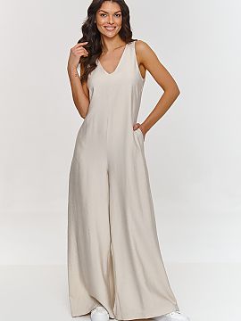 Suit Makadamia  Stylish jumpsuit is a great proposition for women looking for a fashionable outfit. The model has a subtle V-neckline, which gives it an ele