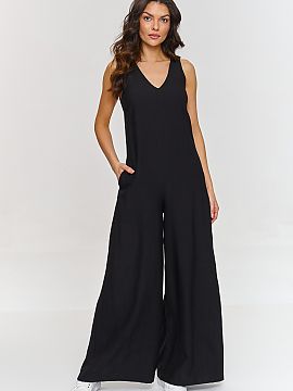Suit Makadamia  Stylish jumpsuit is a great proposition for women looking for a fashionable outfit. The model has a subtle V-neckline, which gives it an ele