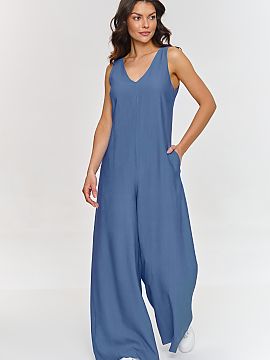 Suit Makadamia  Stylish jumpsuit is a great option for women looking for a fashionable outfit. The model has a subtle V-neckline, which gives it an elegant 