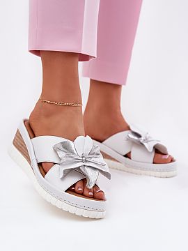 Flip-flops Step in style  Women\'s slippers made of high-quality natural leather. Mounted on a wedge heel. There is a subtle decorative flower at the front of the sho
