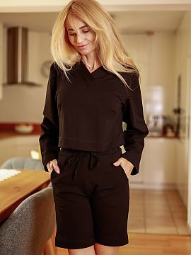 Set Mirale  The set consists of Diego shorts and a sweatshirt. The material from which they are made is cotton sweat fabric with added elastane. It is e